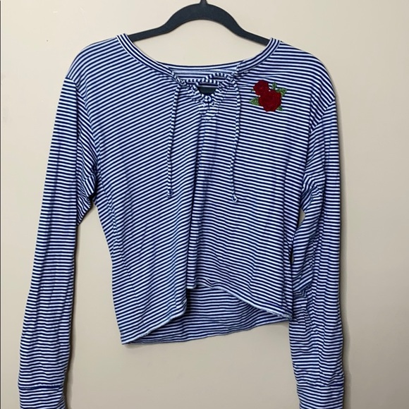 ✨2 for $15✨ long sleeve lace up Hollister tee - Picture 1 of 3